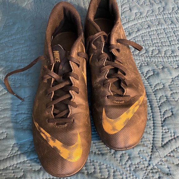 Nike soccer cleats - Picture 1 of 5